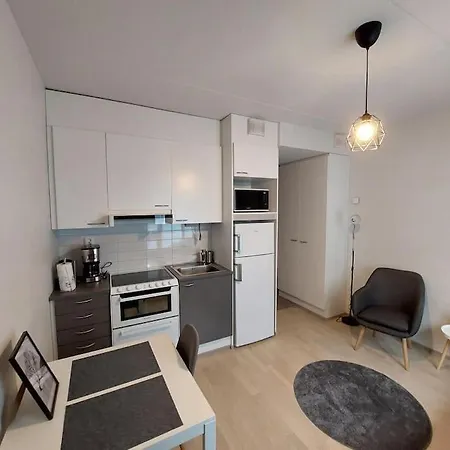Location In Town Right Next To The Train Station And Free Parking Kotimaailma *