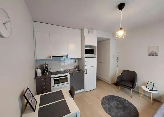 Location In Town Right Next To The Train Station And Free Parking Kotimaailma *